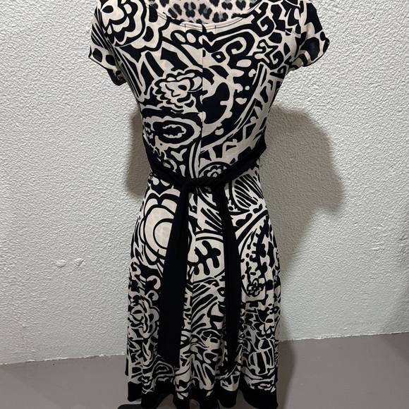 Elegant Black and White Patterned Dress - Picture 4 of 5